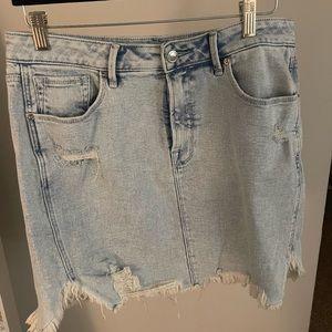 Good American distressed jean skirt